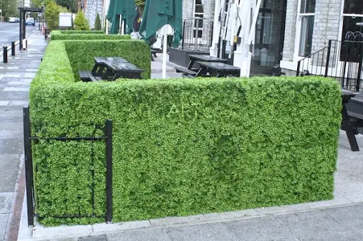 Cómo decorar tu jardín o terraza con setos artificiales