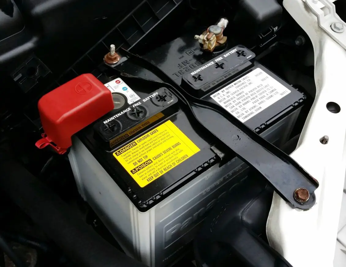 Cómo limpiar bien los bornes de la batería del coche