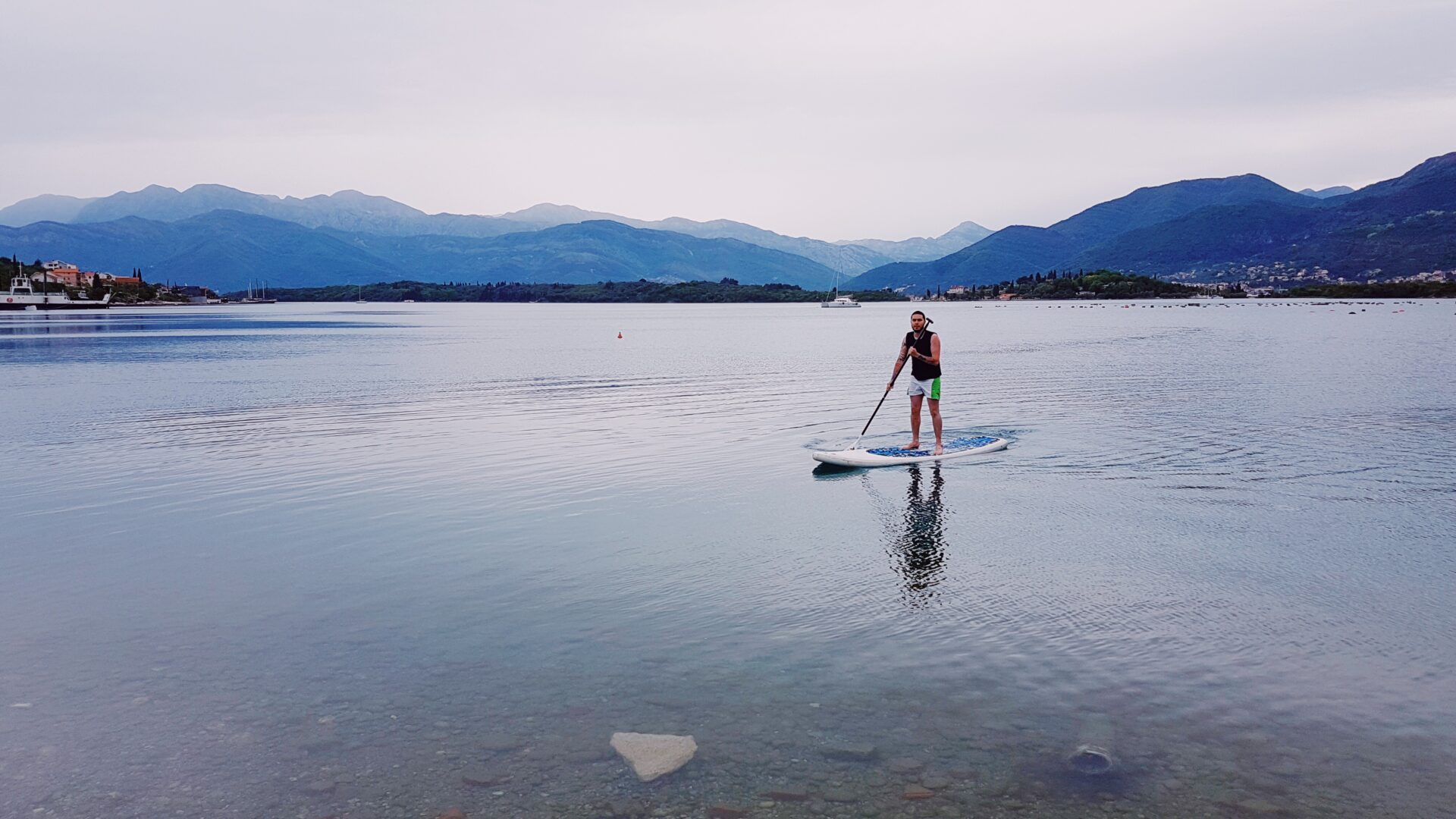 La playa de la bahía de Luštica en Montenegro