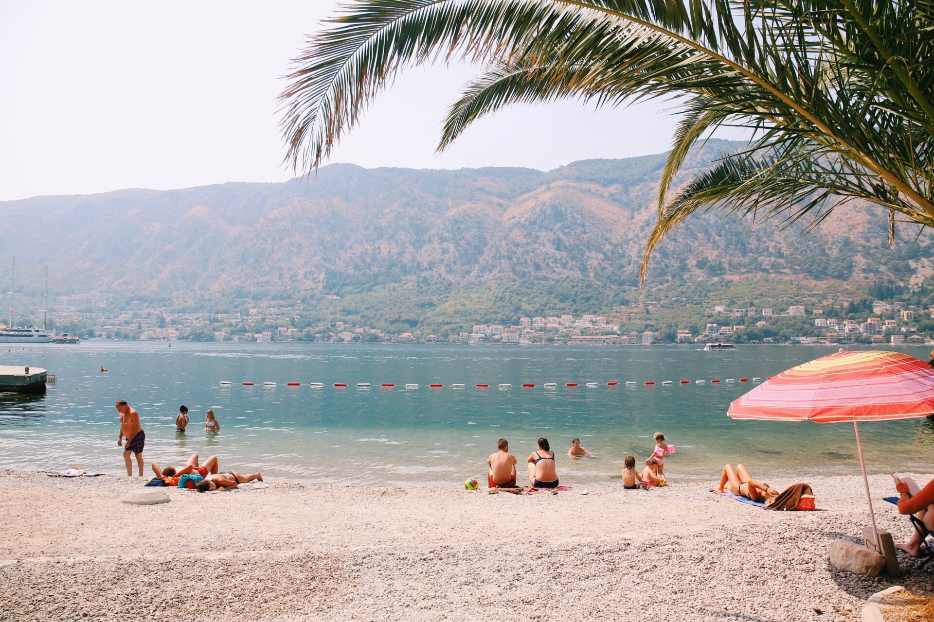 La playa de Kotor en Montenegro