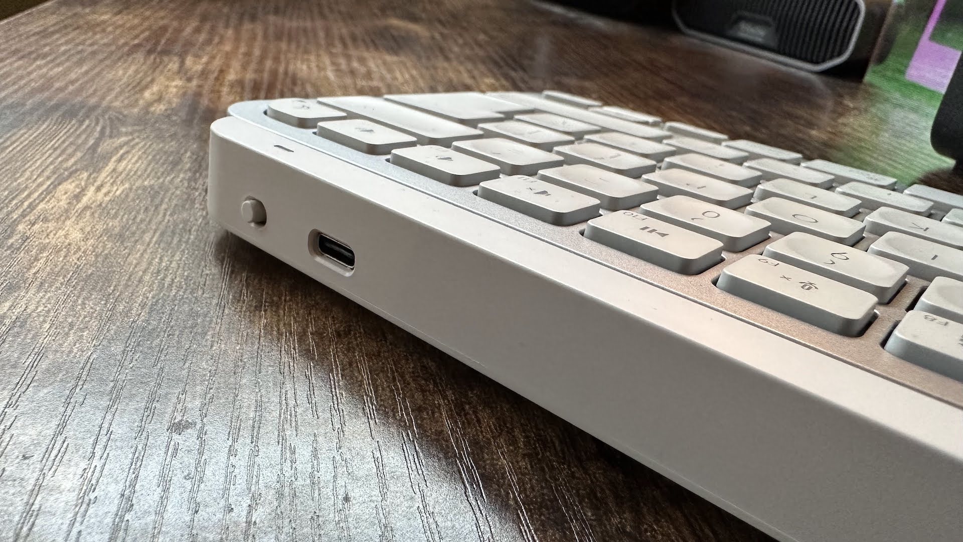 El teclado Logitech MX Keys Mini para Mac en un escritorio de madera