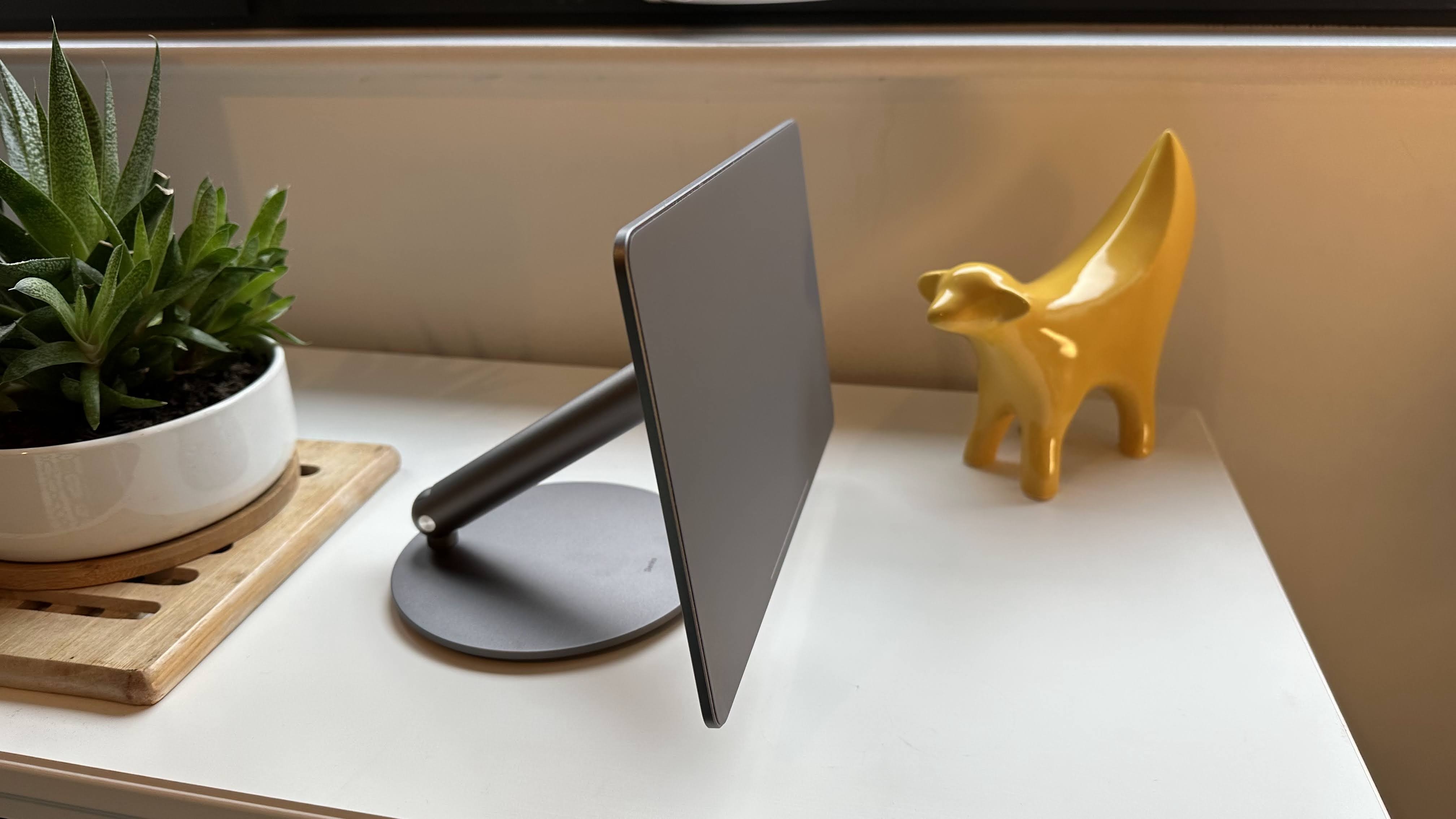 Soporte magnético para iPad Benks Infinity Pro en tocador blanco