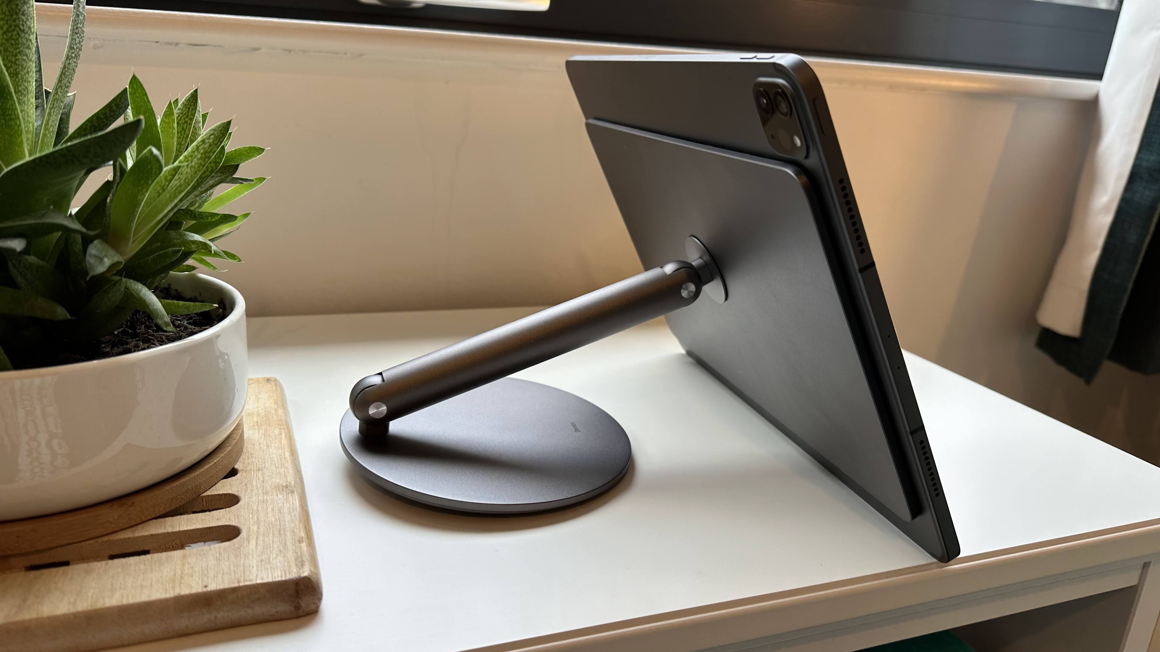 Soporte magnético para iPad Benks Infinity Pro en tocador blanco