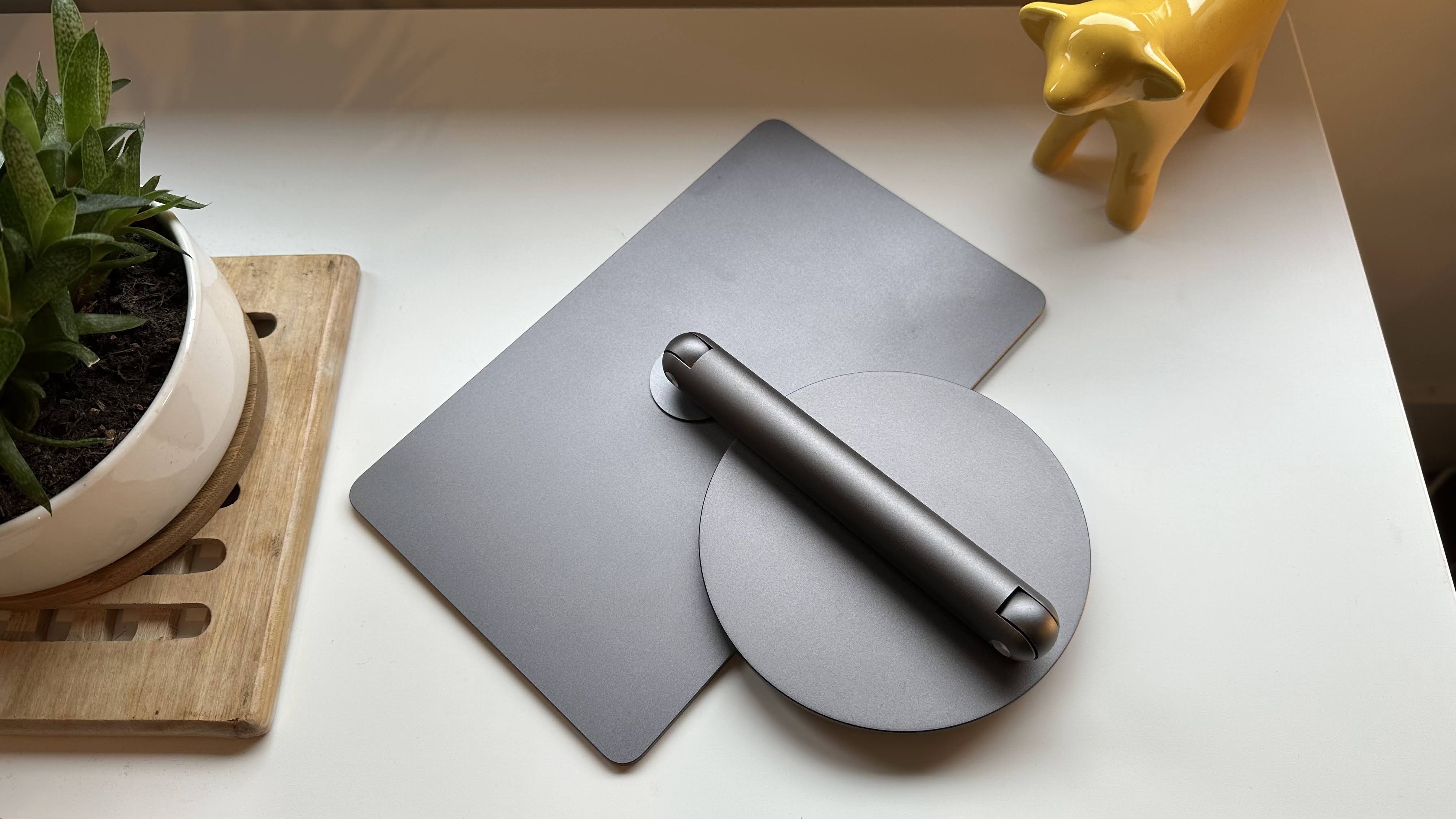 Soporte magnético para iPad Benks Infinity Pro en tocador blanco