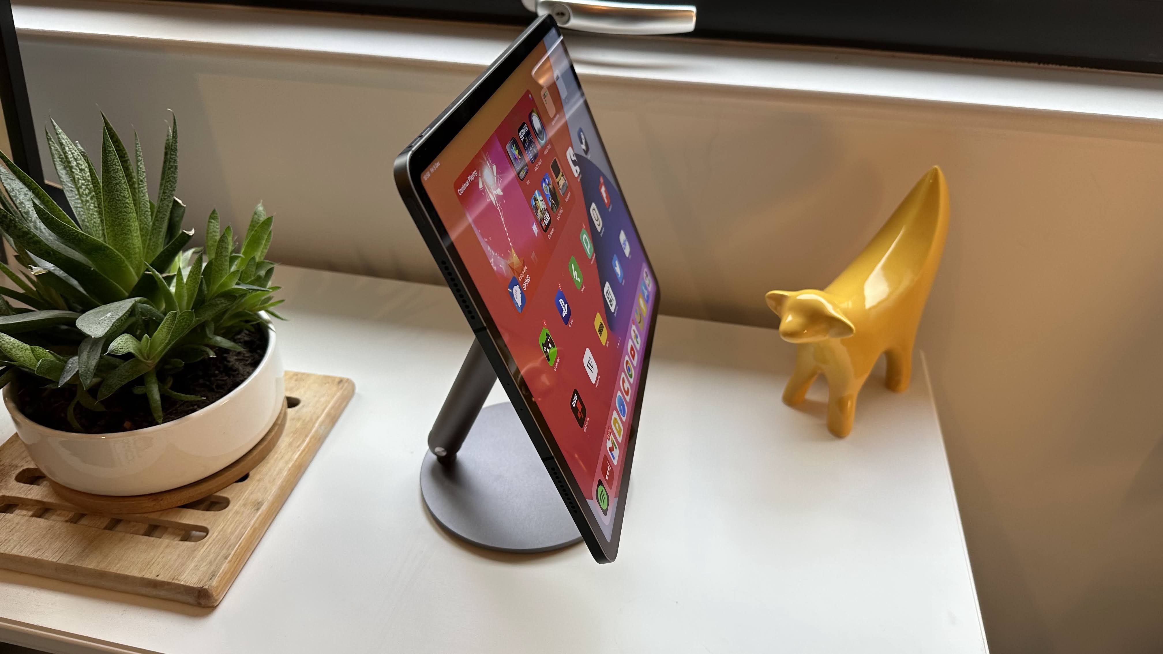 Soporte magnético para iPad Benks Infinity Pro en tocador blanco