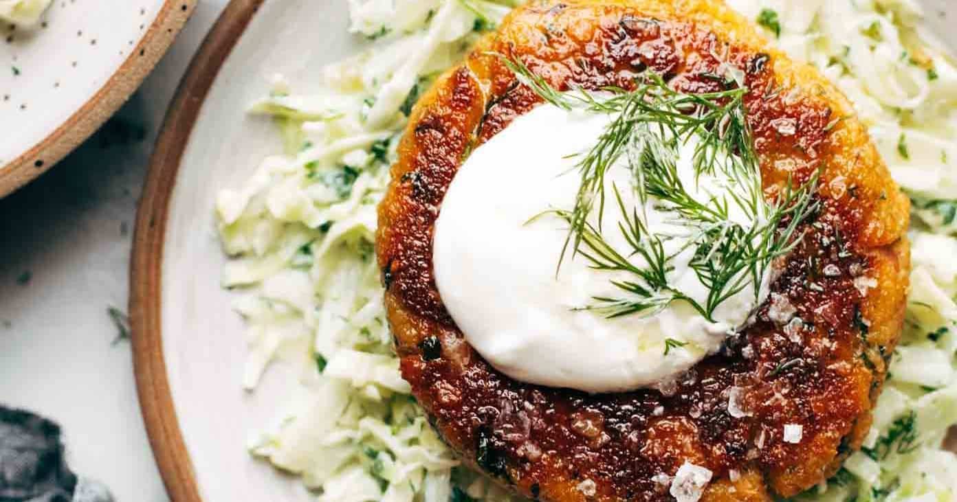 Receta de deliciosas hamburguesas de salmón con ensalada de col