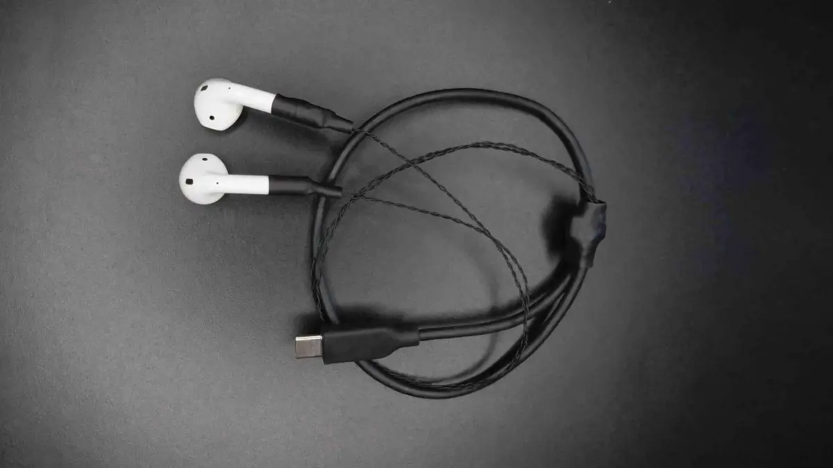 El ingeniero agrega cables y USB-C a los AirPods, creando los EarPods más avanzados de la historia
